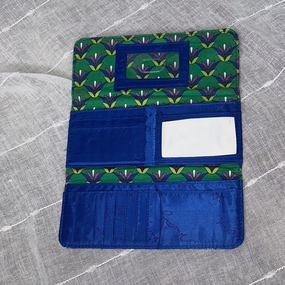 Vera Bradley Emerald Paisley Pattern Trifold Long Wallet w/Magnetic Closure NWOT - Picture 3 of 16